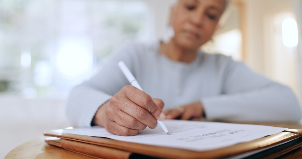 A senior woman creates a DIY will at home